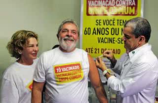 A primeira-dama, Marisa Letícia, e o presidente, Luiz Inácio Lula da Silva, são vacinados pelo médico Gerson Penna em S.B. do Campo, SP. - ANDRÉ VICENTE, ANTONIO SALANI, CLÁUDIO IZIDIO, DANIELA FILOMENO, DEBORAH VAIDERGORN, DONIZETTI CASTILHO, MARCO ANTONIO, RICARDO STUCKERT, ROSILA MARIA E. TONY BOUERI