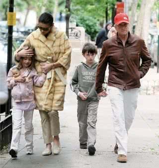 Os astros Catherine Zeta-Jones e Michael Douglas dão uma pausa na agenda para curtir os filhos, Carys e Dylan, durante caminhada por Nova York, onde vivem. - GROSBY GROUP