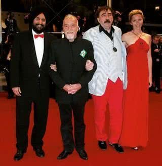 No tapete vermelho de Cannes, o mago é cercado por amigos: Satjv Chahil, Monty Shadow e Vera. - GETTTY IMAGES