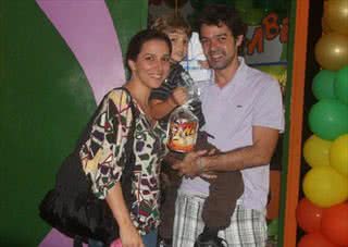 Bruno Mazzeo e Renata Castro com o filho João - Delson Silva / AgNews