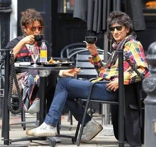 Ronnie Wood e Ana Araújo: Relax - Queen Internat ional