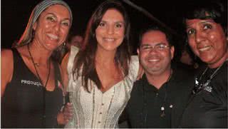 Após fazer show, Ivete Sangalo felicita produtores do Micarana, as irmãs Luciana, a Tia Lu, e Lúcia Helena Almeida e André Machado, em Itabaiana, Sergipe. - ARIEL COSTA, DIEGO PISANTE, EDUARDO ALVES, FERNANDO WILLADINO E RAMON RODRIGUEZ