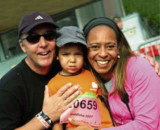 O casal Eduardo Spies e Flávia Kurtz, filha de Pelé, apoiam o filho, Arthur, na 12ª Corrida Pão de Açúcar Kids, SP. - JOÃO PAPA, LORENZO FABRI, NATÁLIA MANCIO, REUTERS, SHEILA GUIMARÃES E SILAS FONSECA