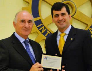 Em SP, o ex-líder argentino Fernando De La Rúa e Francisco Carneiro de Souza, pres. do Rotary Club de SP. - JOÃO PAPA, LORENZO FABRI, NATÁLIA MANCIO, REUTERS, SHEILA GUIMARÃES E SILAS FONSECA