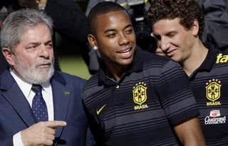 Presidente Lula, Robinho e Elano - Reuters