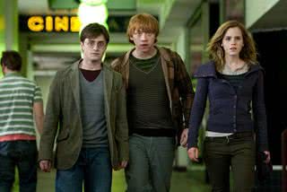 Harry Potter (Daniel Radcliffe), Rony (Rupert Grint) e Hermione (Emma Watson) em cena de 'Harry Potter e as Relíquias da Morte' - Divulgação