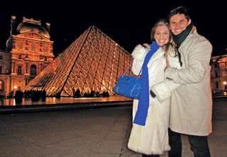 Em frente da pirâmide do Louvre, visita obrigatória quando se está em Paris.