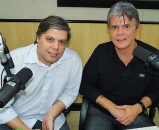 Paulo Barboza Filho felicita o pai, Paulo Barboza, por seus 66 anos, na Rádio Record, SP. - ADRIANA FRANCO, CASSIANO DE SOUZA, MONICA PEGADO, RODRIGO SCHIMIDT E VIVIAN FERNANDEZ