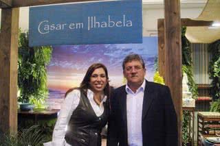 Djane Vitoriano e Antonio Luiz Colucci, secretária de Turismo e Fomento e prefeito de Ilhabela, respectivamente, no estande da cidade, em SP. - ANDERSON MIRANDA, BETO RIGINIK, CELINA CHEDE, CELINA GERMER, ENEIDA SIMÕES, HELSON GOMES, MARCUS CACAIS, PAULO PEREIRA E WALDEMIR FILETTI