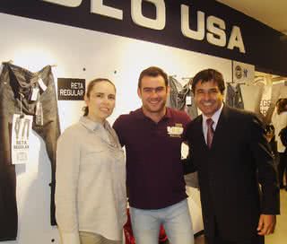 Thierry Figueira conhece o showroom da Polo USA, SP, entre Katia Machado e Renato Pinilha, ambos da marca. - ANDERSON MIRANDA, BETO RIGINIK, CELINA CHEDE, CELINA GERMER, ENEIDA SIMÕES, HELSON GOMES, MARCUS CACAIS, PAULO PEREIRA E WALDEMIR FILETTI