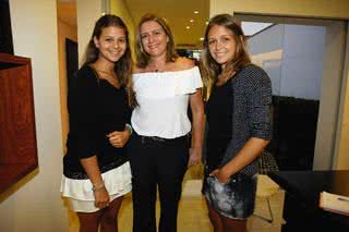 Heloisa e a mãe, Andrea Batman, conferem coleção assinada por Marina, também filha de Andrea, em SP. - ANDERSON MIRANDA, BETO RIGINIK, CELINA CHEDE, CELINA GERMER, ENEIDA SIMÕES, HELSON GOMES, MARCUS CACAIS, PAULO PEREIRA E WALDEMIR FILETTI