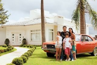 A família reunida na aconchegante casa de Limeira, na frente do Opala 1975. - MARCO PINTO/SAVONA