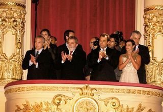 No camarote do teatro, que completou 100 anos em 2009, as autoridades aplaudem a apresentação ... - SHEILA GUIMARÃES