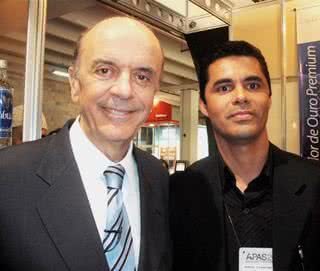 O pré-candidato à presidência José Serra é recebido por Sérgio Tolentino no estande da cachaça Tabúa no Expo Center Norte, SP. - DANIEL SPALATO, EDUARDO SANTANA, HUGO PADILLA, RILDO CUNDIEV E VALDIR JORGE LOPES DA SILVA