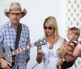 Kevin Costner e Christine Baumgartner com Cayden - Getty Images