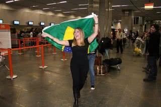 Susana Vieira desfila com a bandeira do Brasil - Wallace Barbosa / AgNews