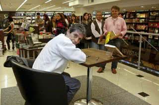 O escritor Mário Prata na sessão de autógrafos da sua obra Os Viúvos, em Florianópolis - José Luiz Somensi