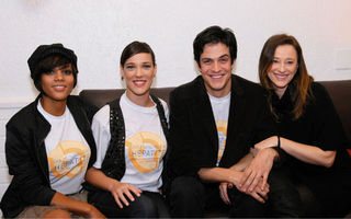 Colegas de elenco da novela Viver a Vida, Aparecida Petrowky, Adriana Birolli, Mateus Solano com a mulher, Paula Braun, grávida de 4 meses, lançam a campanha do Dia Mundial da Hepatite, em SP. - FABRIZIA GRANATIERI, ITALO BRITO, JOÃO SAL, MAGDA NASCIMENTO, MARCEL TAKESHITA, MATHIAS COARACY, NINA JACOBI, RONALDO PJ E WILSON ANDRADE