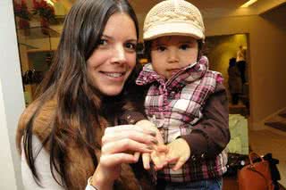 Duda Ramos e a filha Manu na loja de Tatiana Loureiro, SP. - ALESSIA GAMMAROTA, AMAURI DOMINGOS, ANA NASCIMENTO, CLEIBY TREVISAN, GABRIELA LEME, JEFERSON URIAS, LÍVIA MATHIAS , MÁRIO ÁGUAS, NINA JACOBI, PAULO BAU, RODRIGO ZORZI, THIAGO BORBA E VIVIAN FERNANDEZ