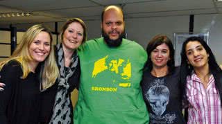 Ed Motta canta no Shopping Metrô Tatuapé, aplaudido por Simone de Lima, Flávia Tegão, Elaine de Almeida e Miriam Cassarolli, em SP. - CAROLINE DANTAS, FABIO PAZZINI, GELSE MONTESSO, LUCIANA CÁSSIA FOTOGRAFIA, LUCIANA FIGUEIREDO, OVADIA SAADIA, PAULINHO LEITE, SONIA MELE, RODRIGO TREVISAN, SONIA BALADY E SUELY COUTO