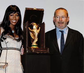 Naomi e Patrick-Louis Vuitton, o diretor de produtos especiais da Vuitton, exibem o case com réplica da taça.