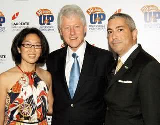 Bill Clinton fala a alunos da Universidade Potiguar, ladeado pelo casal Caroline Chung e Christopher Del Corso, cônsulgeral dos EUA em Recife. - ALEXANDRA MARQUES, ANDRÉ VICENTE, EDU MORAES, FRANCISCO CEPADA, JULIANA CENSI, LORENZO FABRI, MAGDA NASCIMENTO, MARINA DEIENO, MATHIAS COARACY E SILMARA CIUFFA