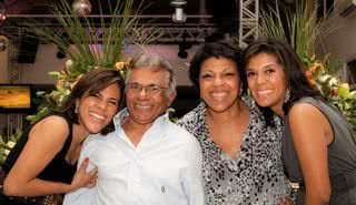 Severino Borges e Eliete celebram 35 anos do Buffet Tout Va Bien entre as filhas Flavia e Jorgiana, em SP. - DUDU PACHECO, ELISANGELA ANDRADE, FELIPE DENUZZO, FERNANDO MUCCI, FRANCIO DE HOLANDA, LUCAS FONSECA, LUCIANA CÁSSIA FOTOGRAFIA, PATRICIA TARTARI, SILAS FONSECA E SYLVIA GOSZTONYI