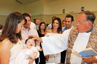 Helinho e Adriana batizam Mikaella, no colo da tia e madrinha, Katiucia, irmã do piloto, e com o padrinho, Guilherme. - CARSTEN HORST