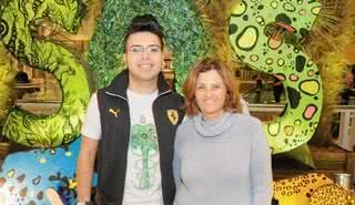 O artista plástico Thiago Cóstackz e Simone Soifer, diretora comercial do Shopping Mueller, abrem a mostra SOS Terra, em Curitiba. - CLÁUDIO ANDRADE, DANIEL CASTELLANO, DENIO SIMÕES, DRIKA VIANNA, FELIPE PINHEIRO, GERSON LIMA, KELLY KNEVELS, MARCELO SILVEIRA, NAIDERON JR., RODRIGO ANDREATTA FARIAS E RONNY CAJANGO