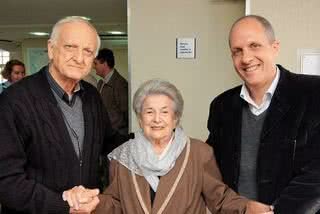 Fundadora do Frischmann Aisengart, Fani Frischmann Aisengart festeja os 65 anos do laboratório entre Emílio Granato e Milton Zymberg. - CLÁUDIO ANDRADE, DANIEL CASTELLANO, DENIO SIMÕES, DRIKA VIANNA, FELIPE PINHEIRO, GERSON LIMA, KELLY KNEVELS, MARCELO SILVEIRA, NAIDERON JR., RODRIGO ANDREATTA FARIAS E RONNY CAJANGO