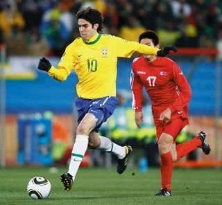 Kaká faz uma de suas famosas arrancadas. - FOTOS: CADU PILOTTO, JAIME BÓRQUEZ, MARTIN GURFEIN, REUTERS E WANDER ROBERTO / INOVAFOTO