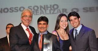 James Correia entrega troféu do prêmio Ademi a Antônio Andrade Mendonça Jr., da Cyrela Andrade Mendonça, com Silvia Resende e Alessandro Timbó. - ANDRÉ ZIIMMERER, ANGÉLICA FENLEY BELICH, CÉSAR REBOUÇAS, DIOGO ALEXANDRE, EDU BARROSO, JULIO CÉSAR SOUZA, LEONARDO CRUSOÉ, KIN KIN, LIANE NEVES / LIANE NEVES FOTOGRAFIAS, RENATA GIORDANO E RONALDO BECKER