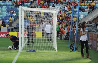 Sara Carbonero atrás da trave do gol espanhol - Jasper Juinen