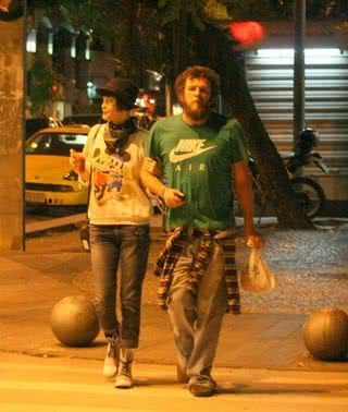 Otto e Mayana Moura encontram amigos no Rio de Janeiro - Fausto Candelaria / AgNews