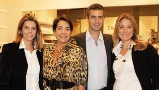 Paula Trussardi prestigia Cleuza Ferreira, da Magrella, o irmão Romeu Trussardi Neto, com a mulher, Adriana, que inauguram corner da Trousseau na loja brasiliense. - CRISTIANO SÉRGIO, DIEGO PISANTE, FERNANDO MACCAG NAN, JULIANY DUARTE , JULIO CESAR, LIANE NEVES / LIANE NEVES FOTOGRAFIA