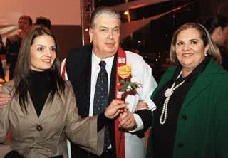 Gastão Döring, da Toyota Sulpar, inaugura concessionária ao lado da filha Silvia e da mulher, Aurora Bottini Bastos. - CRISTIANO SÉRGIO, DIEGO PISANTE, FERNANDO MACCAG NAN, JULIANY DUARTE , JULIO CESAR, LIANE NEVES / LIANE NEVES FOTOGRAFIA