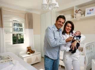 Marco e Fernanda se encantam com o recémnascido Theo em seu quartinho, na casa da família. - Marco Pinto / Savona