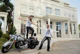 Na frente do belo chateau de festas do exclusivo condomínio onde mora, em Salvador, o casal Thiara e Durval se diverte com brincadeiras na estilosa moto do artista. - VALTER PONTES/ COPERPHOTO; AGRADECIMENTOS: ELLUS; PRODUçãO DE MODA: GINNO LARRY, GRACE KELLY E RODRIGO CASSIERI