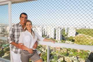 O casal em momento romântico na varanda... - VALTER PONTES/ COPERPHOTO; AGRADECIMENTOS: ELLUS; PRODUçãO DE MODA: GINNO LARRY, GRACE KELLY E RODRIGO CASSIERI