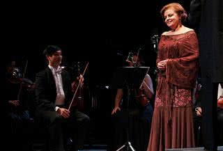 A soprano Rute Gebler no palco do Teatro Pedro Ivo - Mateo Troncoso