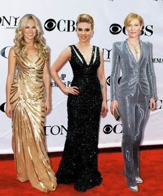 Laura Bell Bundy, de Jean Fares Couture, Scarlett Johansson, de Elie Saab e joias Harry Winston, e Cate Blanchett, de Armani Privé e joias Van Cleef & Arpels - REUTERS