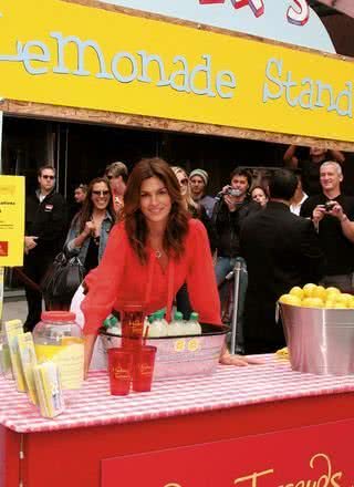 Cindy Crawford vende limonada - QUEEN INTERNATONAL