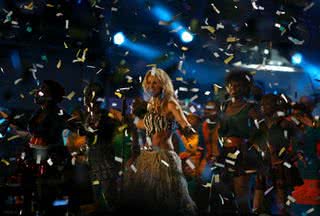 Shakira em sua performance de 'Waka Waka - This Time For America' na abertura da Copa - THOMAS MUKOYA/Reuters