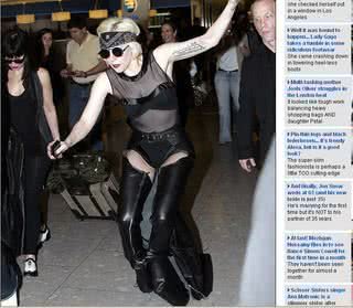 Gaga traída pelo look exagerado - Reprodução DailyMail