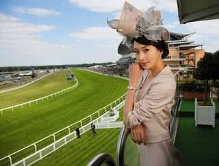 A atriz Chiling Lin vê corrida de cavalos, na Inglaterra. - ALISSON LOUBACK, ANA CAROLINA LOPES, ANDRÉ SCHIRILÓ, ANDRÉ VICENTE, BETTO SIQUEIRA, LE BUZATO, LORENZO FABRI, MARINA MALHEIROS, NINA JACOBI E RODRIGO ZORZI