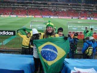 Samara Schuch assiste ao jogo do Brasil em Johanesburgo - Divulgação