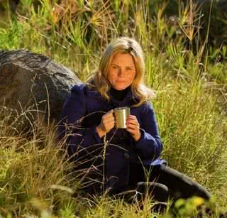 Durante passeio pela savana africana, Maria Cândida se aquece com um saboroso café ... - Martin Gurfein e Wander Roberto/Inovafoto; Produção: Cláudio Lobato