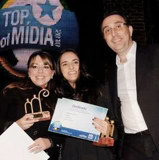 Fernanda Vasconcelos e Cristiane Garcia, da agência DCS, recebem o Grand Prix de Ricardo Mesquita, do Zero Hora. - LIANE G. ZAIDLER, LIANE NEVES, MÁRCIA STIVAL, MARCELO FANTIN, MARIA CARMEN DOWE, MARINA DEIENO, NÁIRA MESSA E SHEILA GRECCO