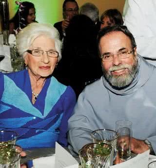 Em casa, em São Paulo, Tommasina Manente recebe o padre Antônio Maria em sua elegante festa de aniversário. - BIA FERRER, BIBIANA SALES, CHRISTIANE ALVES, DAIANE GUERINO, GLAYCON MUNIZ, MÁRCIA STIVAL, NAJARA AMANO, PATRICIA TARTARI, PETRÔNIO CINQUE E RICARDO PRADO