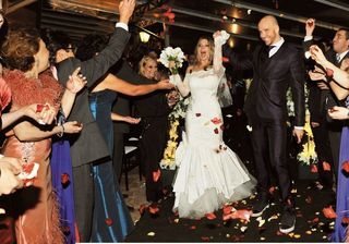 Sheila Mello e Fernando Scherer, o Xuxa, festejam sob chuva de pétalas de rosas a boda realizada na Casa da Fazenda do Morumbi, em SP. - fotos: margareth abussamra / abussamra photos